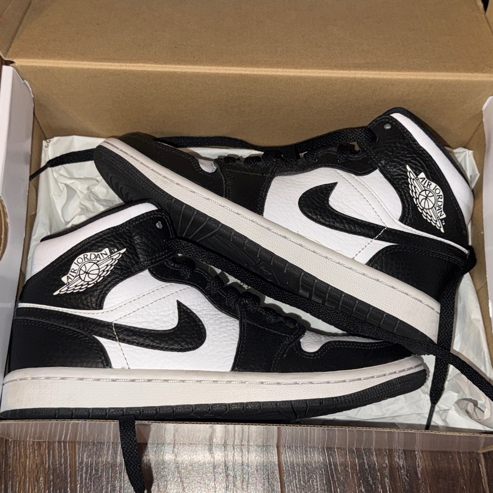 Black and white mix match Jordan 1s women’s size 6🖤